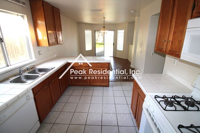 Building Photo - Spacious 3bd/2.5ba Home near Bell & Dry Creek Road