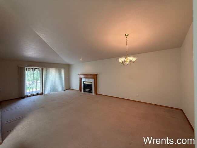 Primary Photo - Available NOW!!!!! 3200 sqft home with Gol...