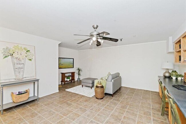 Building Photo - 3 Bedroom + Bonus Room End Unit Townhome