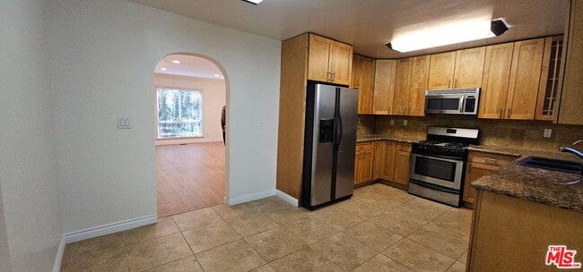Building Photo - 451 S Doheny Dr