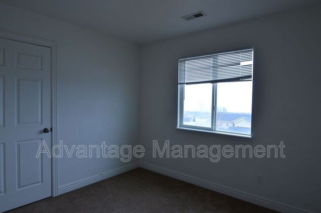 Building Photo - 4044 S Lake Vista Dr