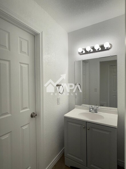 Building Photo - 5911 Autumn Lake