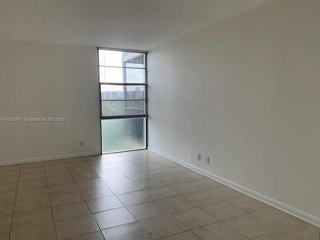 Building Photo - 3101 N Country Club Dr