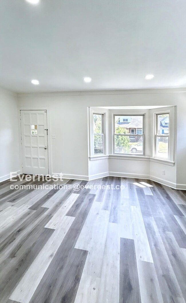 Building Photo - Spacious 4-Bedroom Home with Great Space /...
