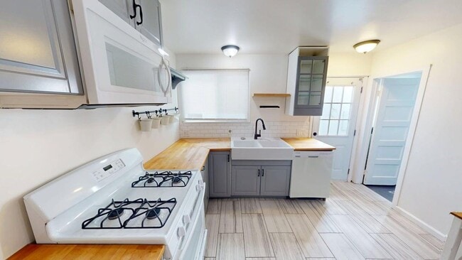 Building Photo - Remodeled | Private Side Yard