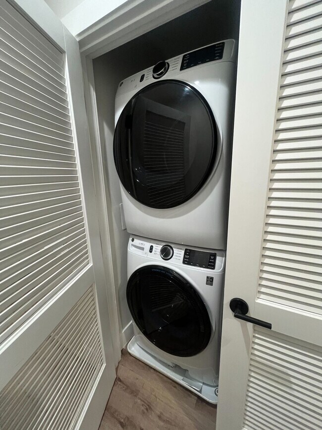 Building Photo - 225 Vine St NW