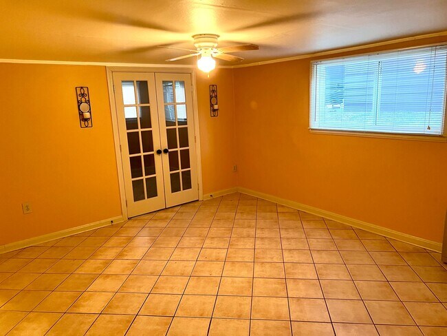 Building Photo - 676 N Davis St