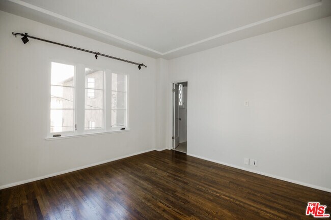 Building Photo - 1302 N Sweetzer Ave