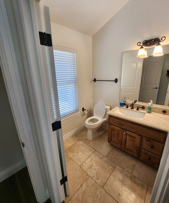 Building Photo - 872 Wildrose Cir