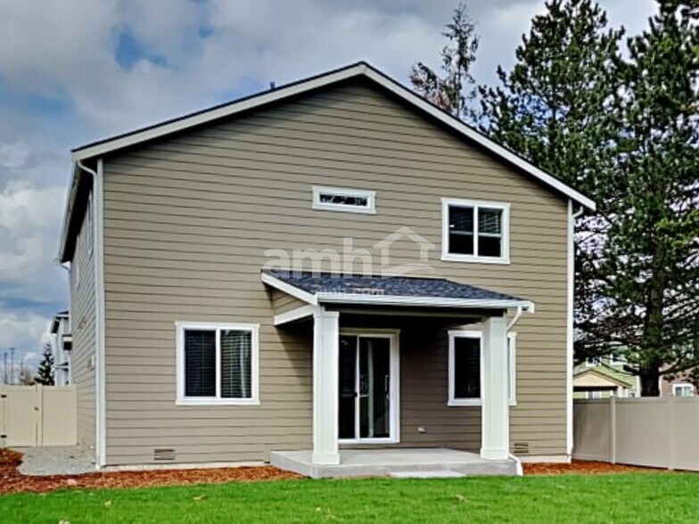 Building Photo - 685 Dudley St