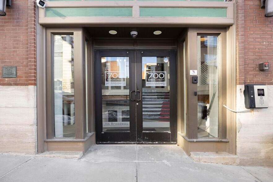 Building Photo - 706 Broadway Blvd