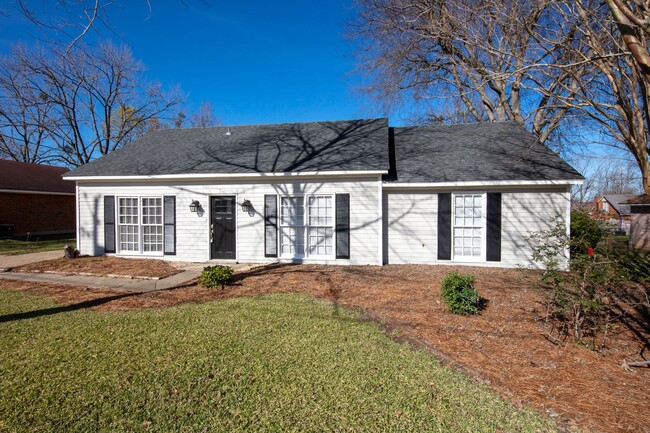 Building Photo - ** 4 bed 2 bath located off Vaughn Rd ** C...