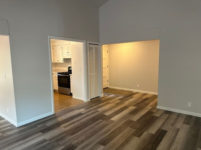 Building Photo - Updated 2 bedroom 2 bath duplex with garage!