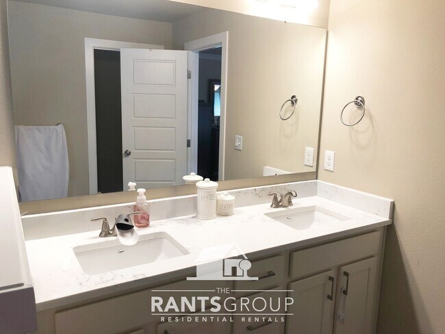 Building Photo - Beautiful Tumwater Home with Stunning Kitchen & Spacious Layout