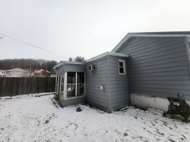 Building Photo - 502 Graffius Ave Ext