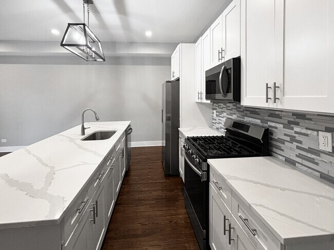 Building Photo - 1634 W Cermak Rd