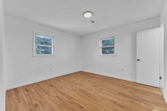 Building Photo - Spacious 3BR Ranch on Over Half an Acre in Seneca! $1,700/mo rent