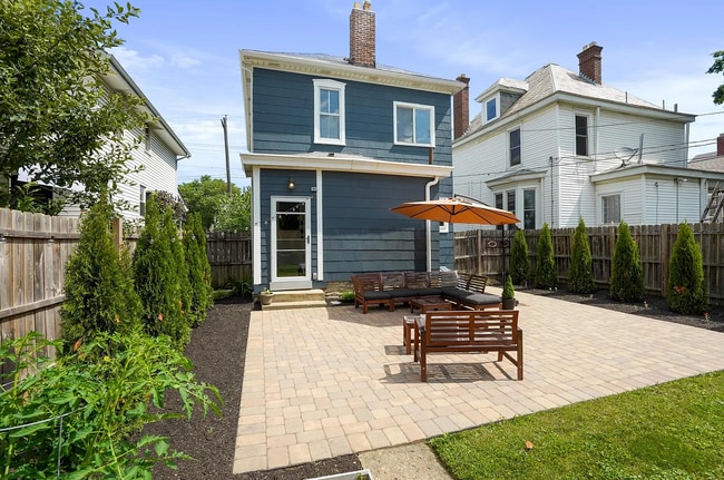 Building Photo - 329 E Jenkins Ave