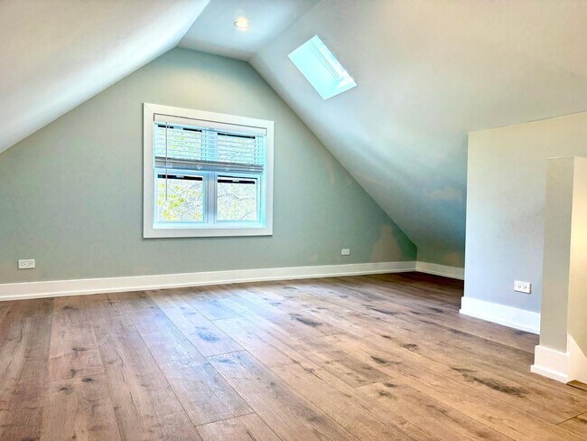 Building Photo - 1709 N Maplewood Ave