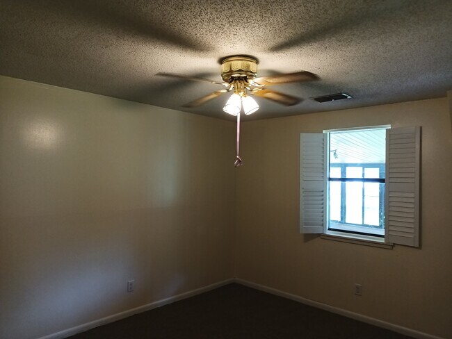 Building Photo - 471 Logan Ave