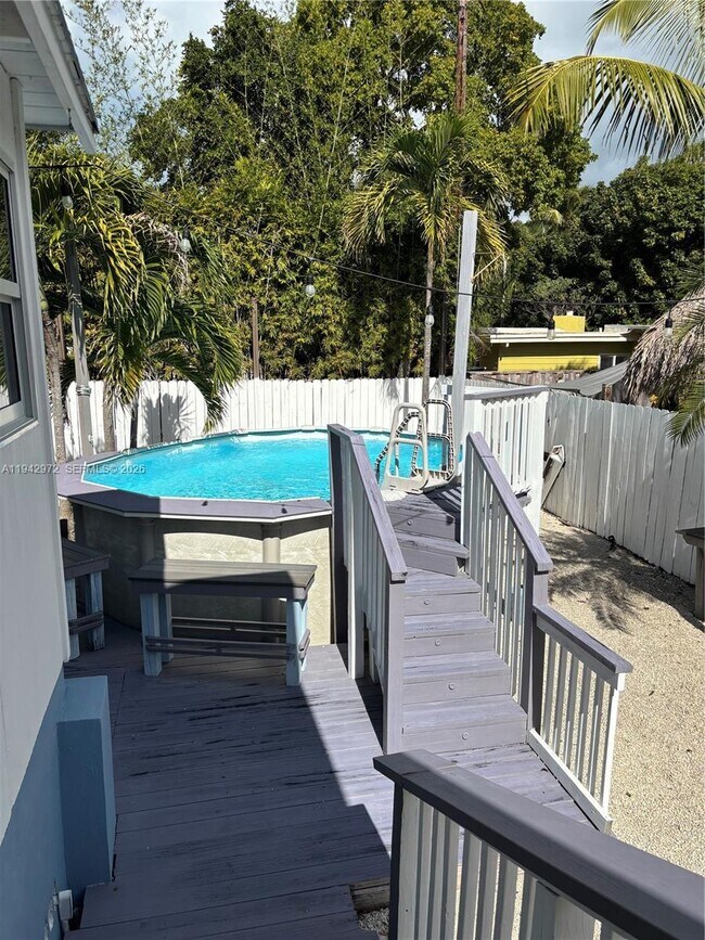 Building Photo - 124 S Bay Harbor Dr