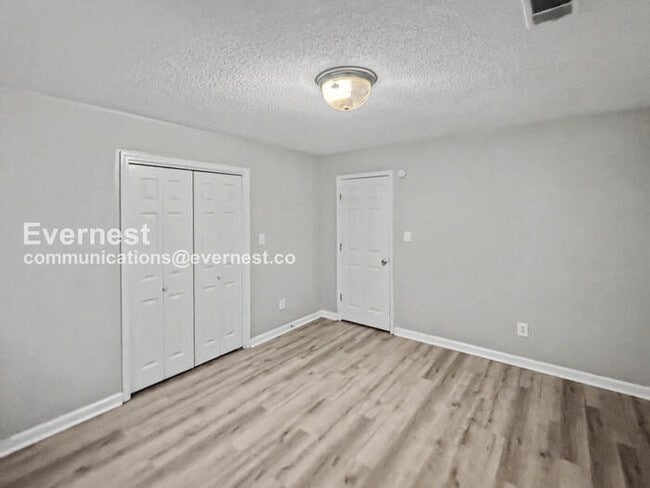 Building Photo - 1104 Oak Creek Trail