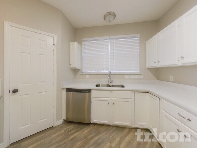 Building Photo - 1233 Clear Creek Dr