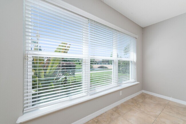 Building Photo - Deluxe Villa Lake view all Tile. 3 Bedrooms+2 Baths
