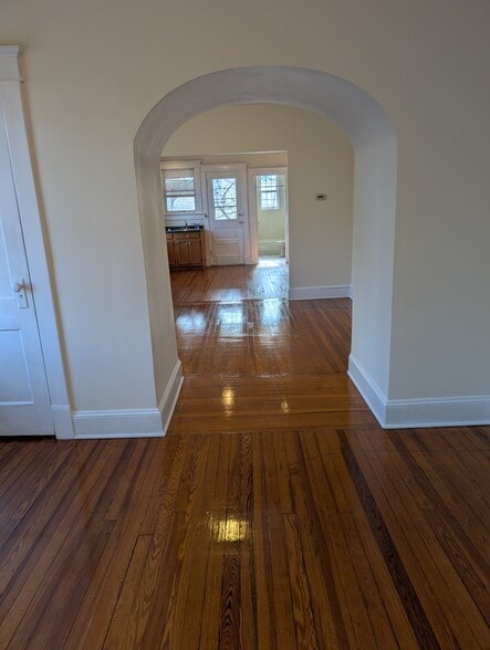 Building Photo - 20 Maple St