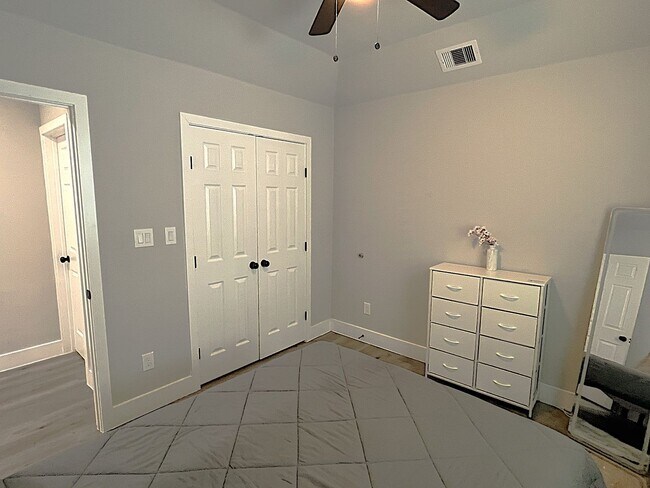 Building Photo - Like New and Close to IAH and Humble Area