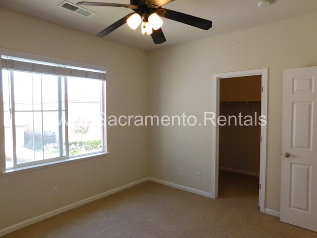 Building Photo - Wonderful 3 bd/2.5 ba Elk Grove Home with 2 Car Garage