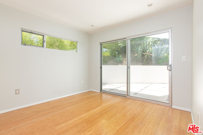 Building Photo - 3907 De Longpre Ave