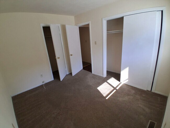 Building Photo - 889 Cheyenne Dr