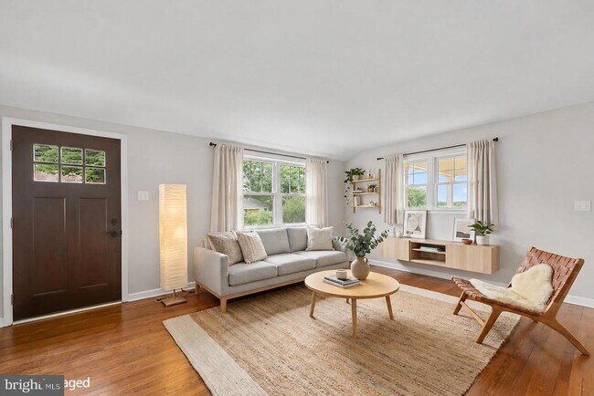 Building Photo - 2722 Woodley Pl