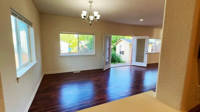 Building Photo - Spacious 3-4 Bedroom Home with Low Mainten...