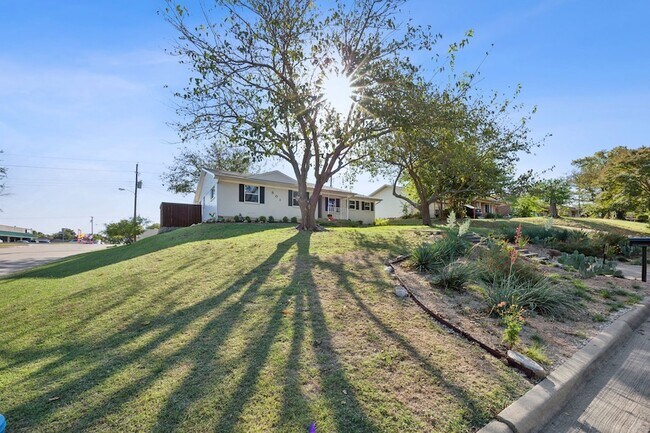 Building Photo - 501 Rogers Way