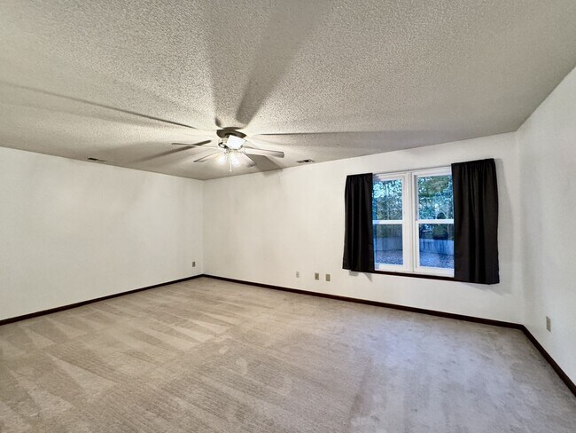 Building Photo - Ready NOW! A 4/2.5 in Glenwood! A Pet Frie...