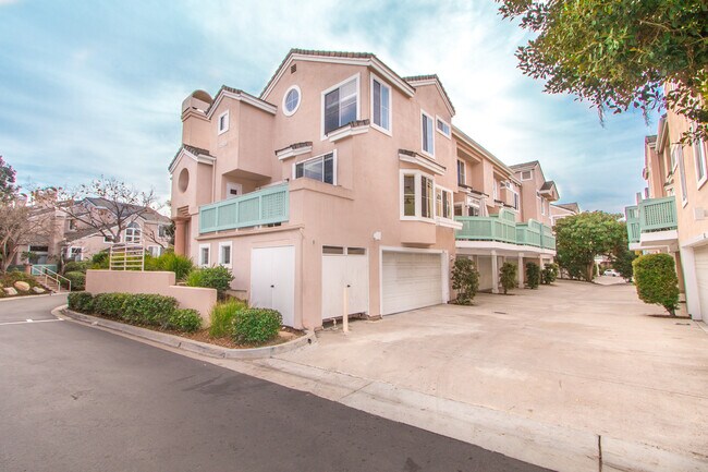 Building Photo - Tri-Level 3 bedroom 3 bath Home in Heart o...
