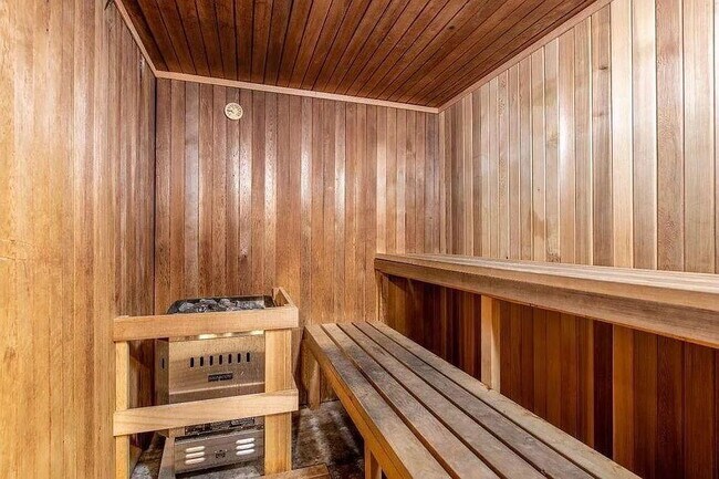 Building Photo - Updated Lauriedale 1 bd/1 ba Condo | Cats Welcome | Pools, Gym & Covered Parking | 10' x 10' Stor...