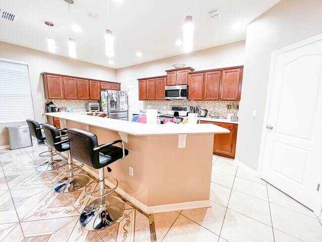 Building Photo - Exquisite Retreat: Luxury Living in Waterside Pointe