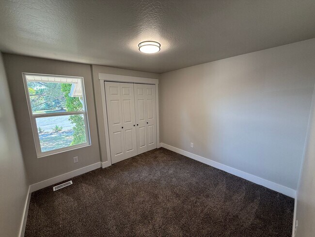 Building Photo - Brand new Reno 3 bedroom 2 bathroom!