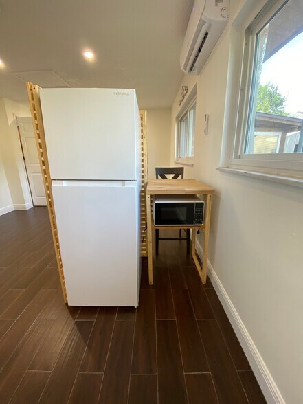 Building Photo - 1551 Palm Tree Dr