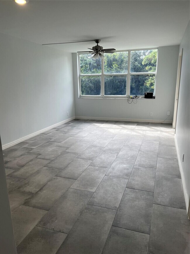 Building Photo - 9440 Live Oak Pl