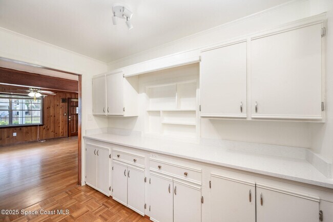Building Photo - 42 N Fernwood Dr