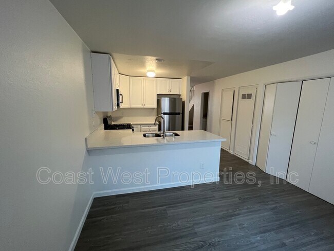 Building Photo - 1176 Cypress Ave