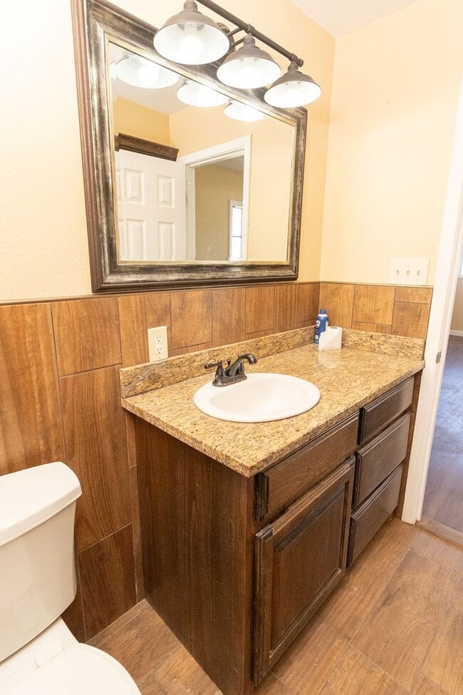 Building Photo - 910 N Carol Ave