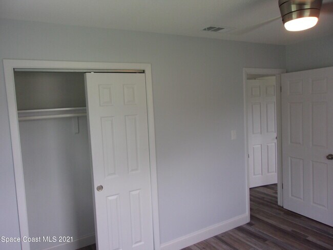 Building Photo - 1240 N Singleton Ave