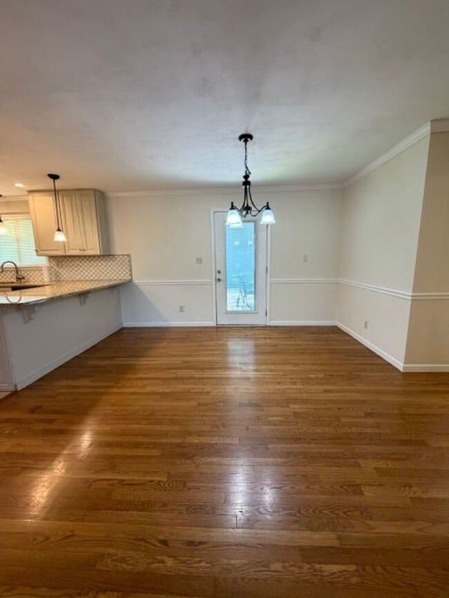 Building Photo - Beautiful 3 Bedroom 2 Bath with fenced in backyard