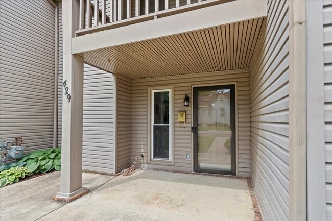 Building Photo - 429 NE Russell St