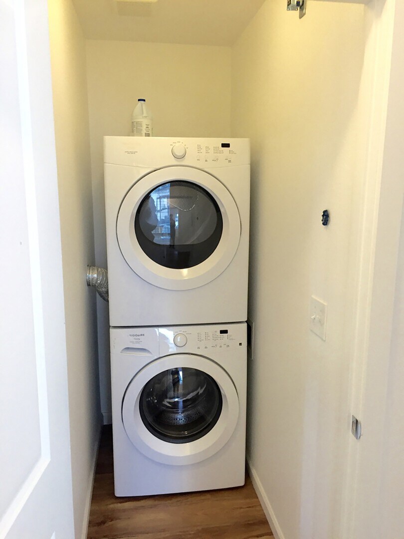 Building Photo - 1555 N Willis Blvd